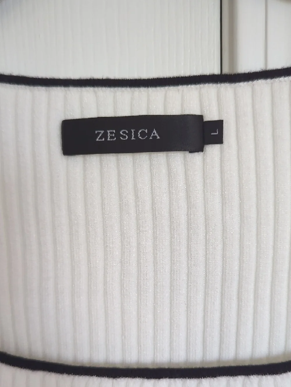 Zesica White Ribbed Square-Neck Knit Top with Black Trim - Picture 2 of 3